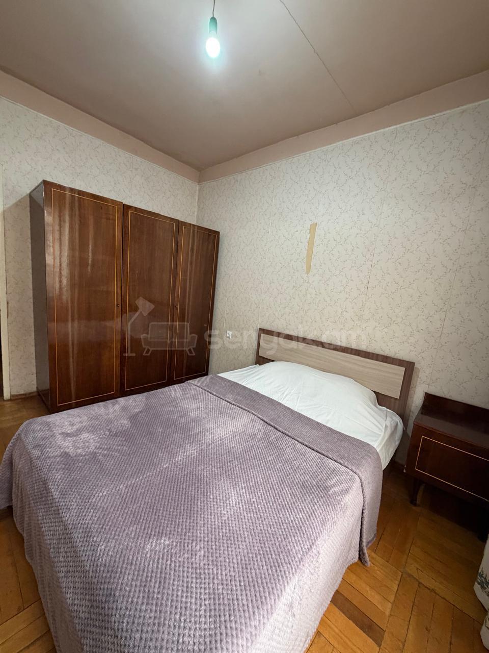 3 Սենյականոց Բնակարան Քարե Շենքում, 100քմ, 3/6 հարկ, Պետական Վիճակում, Կահավորված