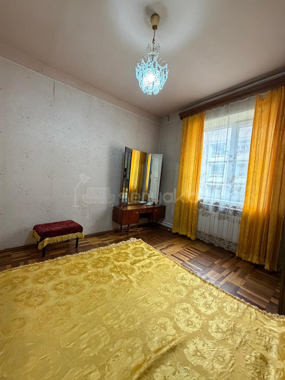 3 Սենյականոց Բնակարան Քարե Շենքում, 100քմ, 3/6 հարկ, Պետական Վիճակում, Կահավորված