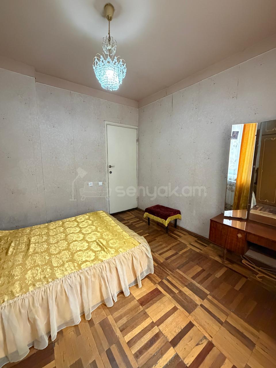 3 Սենյականոց Բնակարան Քարե Շենքում, 100քմ, 3/6 հարկ, Պետական Վիճակում, Կահավորված