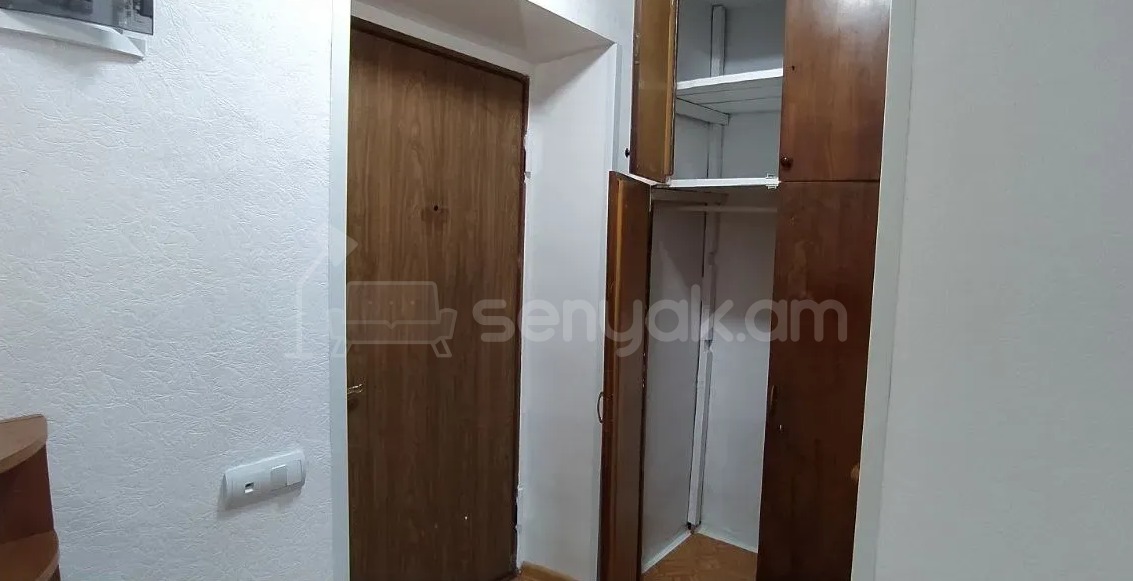 1 Սենյականոց Բնակարան Քարե Շենքում, 32քմ, 5/5 հարկ, Կապիտալ Վերանորոգված