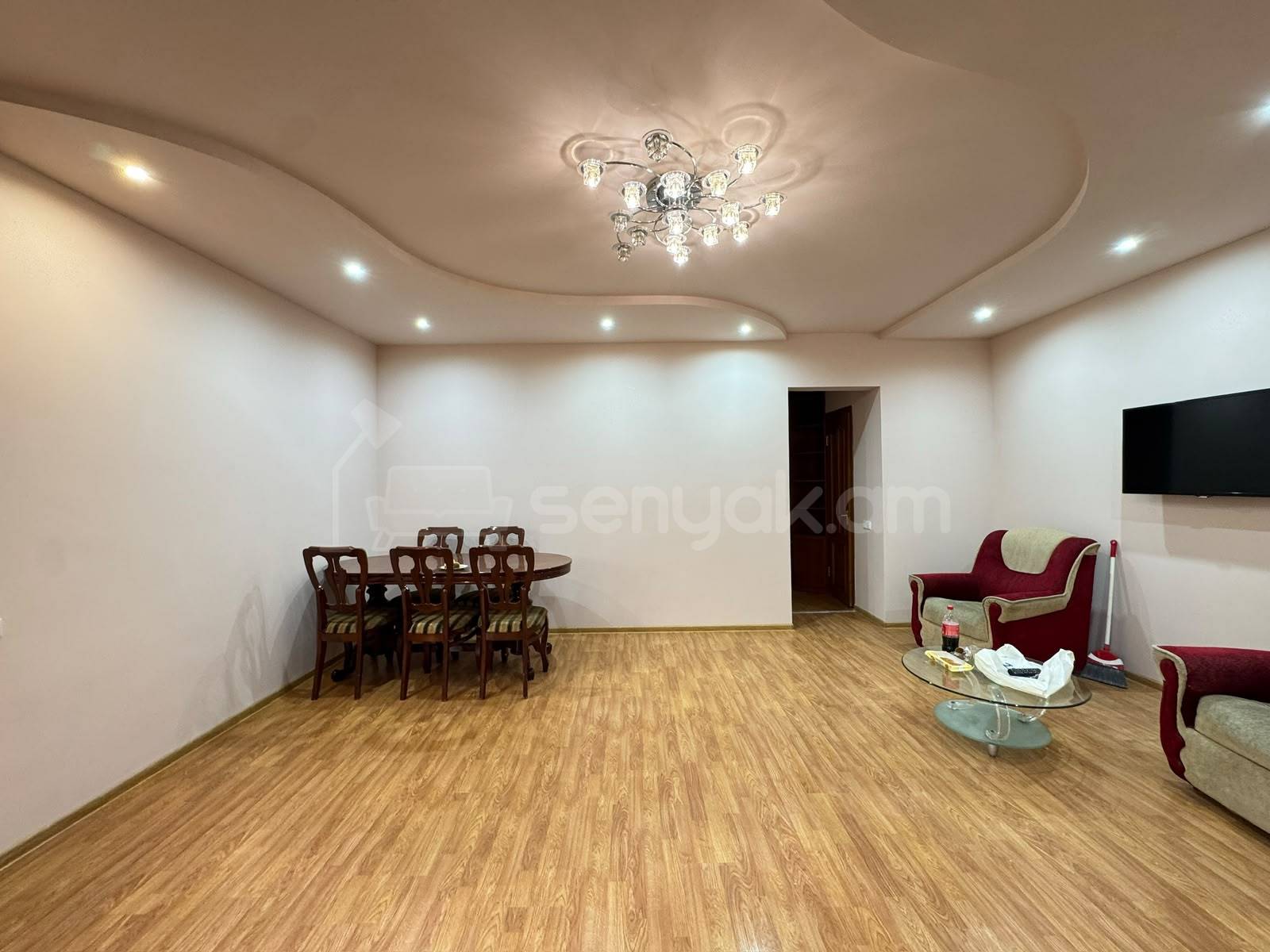 3 Սենյականոց Բնակարան Քարե Շենքում, 106քմ, 2/5 հարկ, Կապիտալ Վերանորոգված, Կահավորված, Արևկող