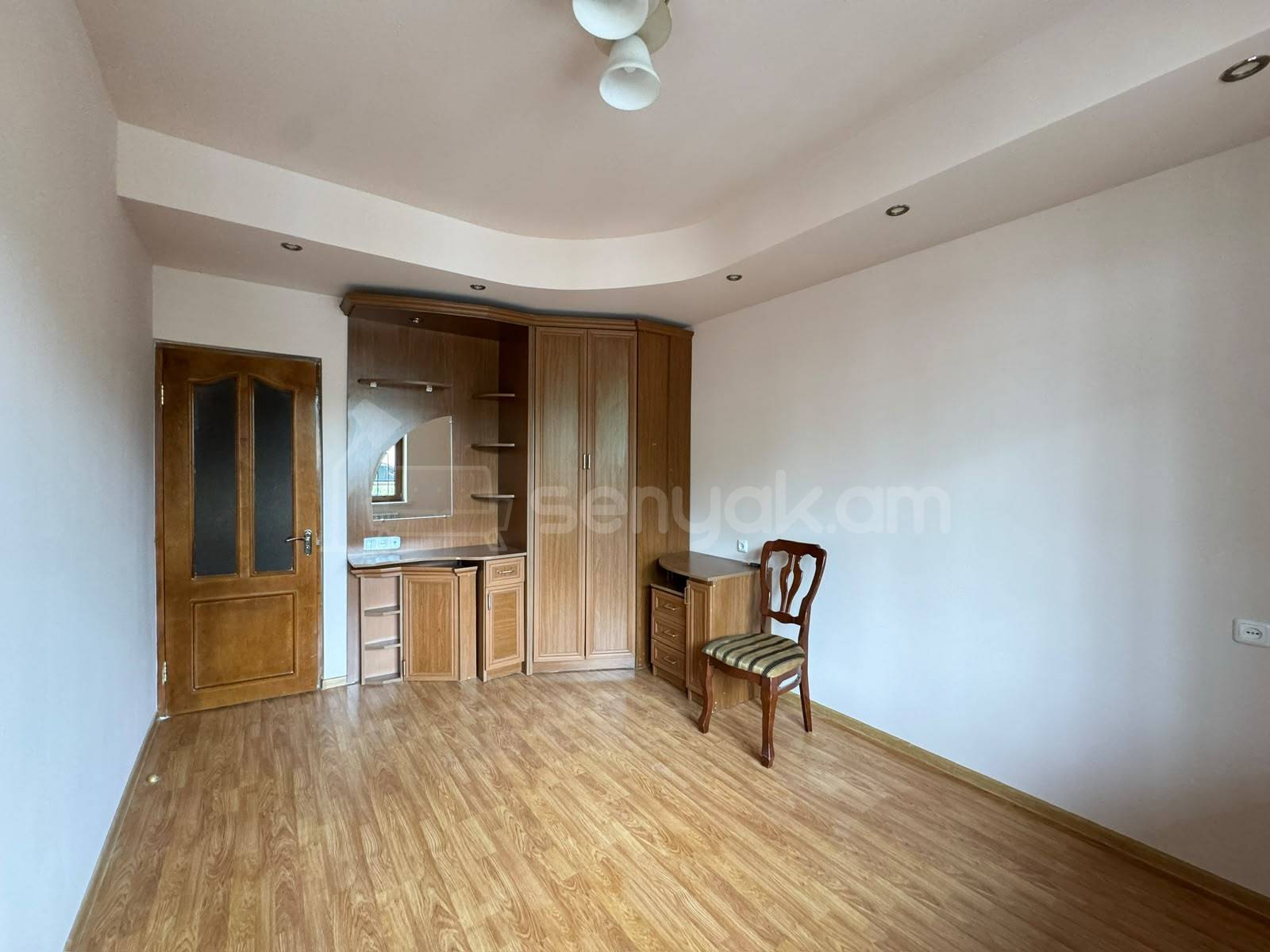 3 Սենյականոց Բնակարան Քարե Շենքում, 106քմ, 2/5 հարկ, Կապիտալ Վերանորոգված, Կահավորված, Արևկող