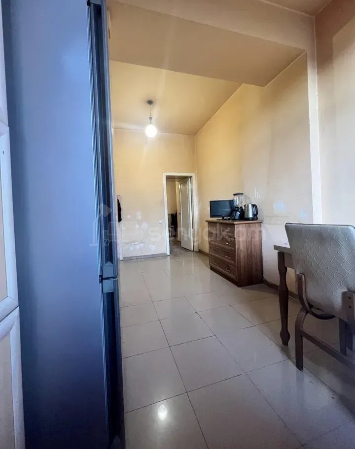 3 Սենյականոց Բնակարան Քարե Շենքում, 92քմ, 4/5 հարկ, Կապիտալ Վերանորոգված