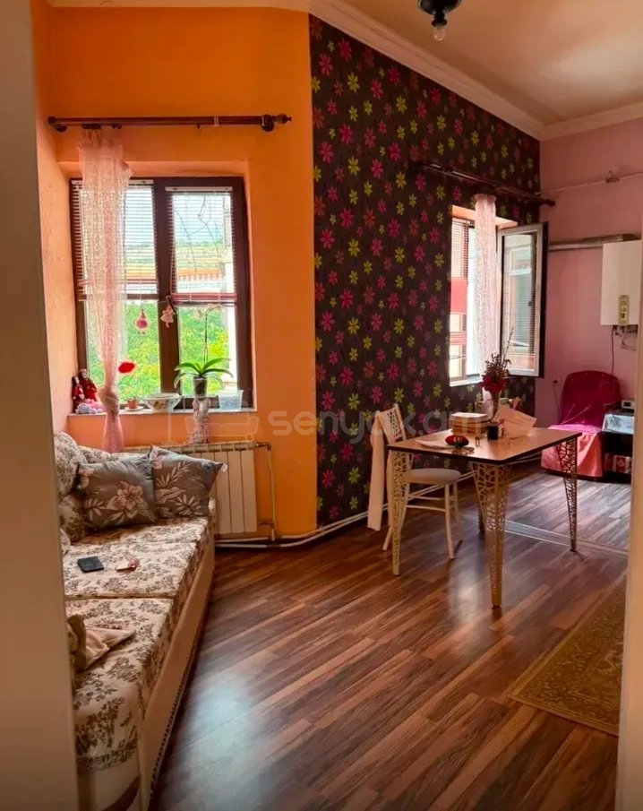 3 Սենյականոց Բնակարան Քարե Շենքում, 98քմ, 3/4 հարկ, Նորմալ Վիճակում
