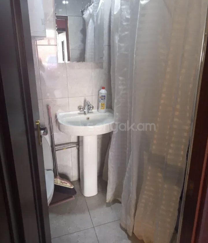 2 Սենյականոց Բնակարան Քարե Շենքում, 57քմ, 1/1 հարկ, Նորմալ Վիճակում, Կահավորված