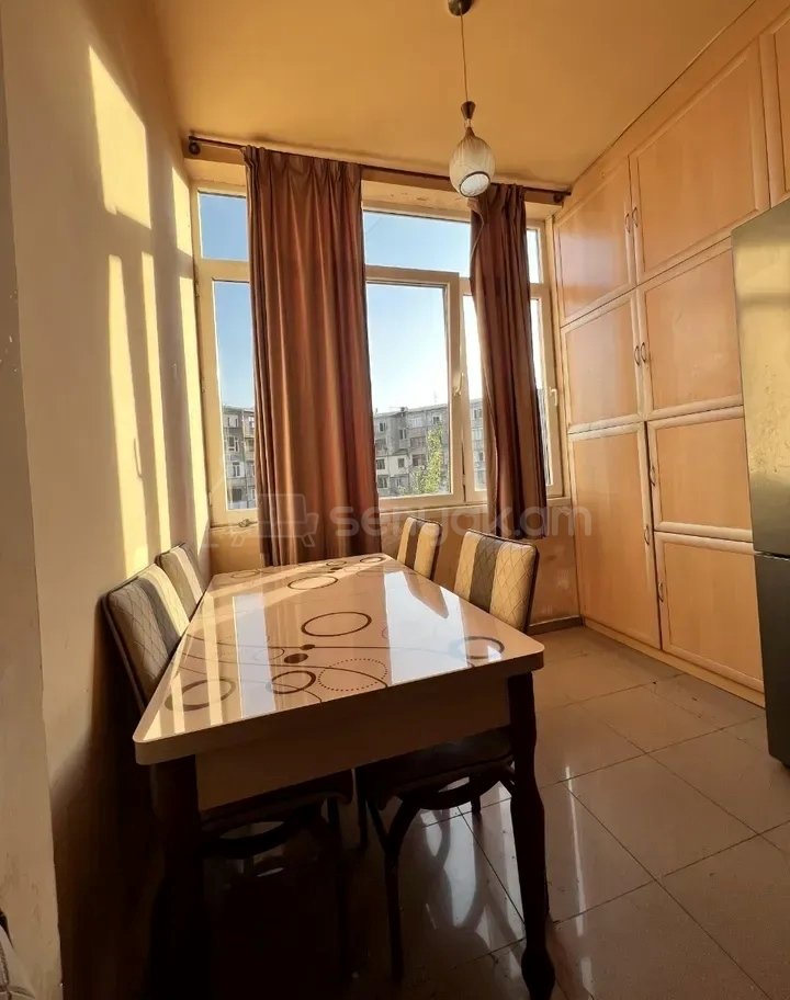 3 Սենյականոց Բնակարան Քարե Շենքում, 92քմ, 4/5 հարկ, Պետական Վիճակում