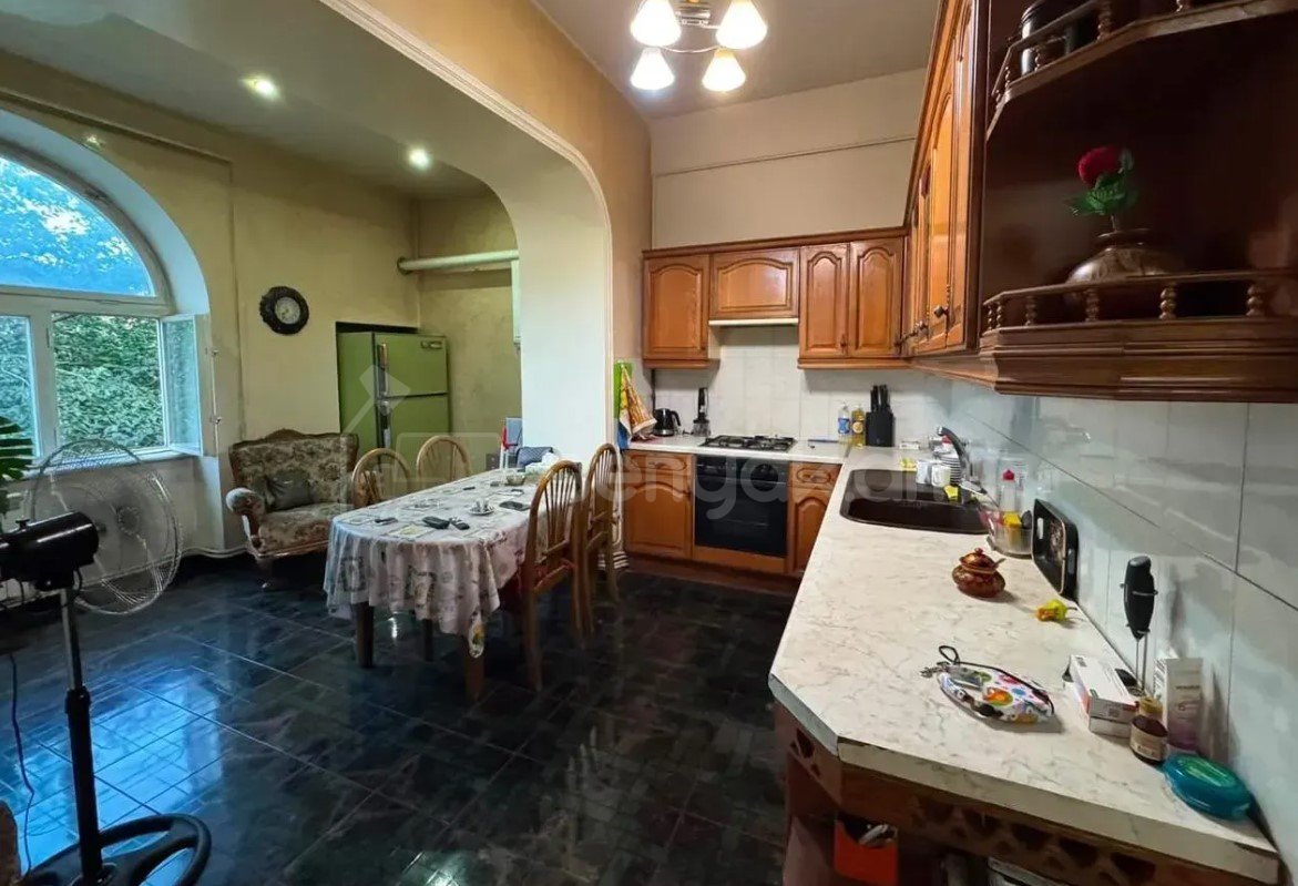 3 Սենյականոց Բնակարան Քարե Շենքում, 110քմ, 2/3 հարկ, Կոսմետիկ Վերանորոգված
