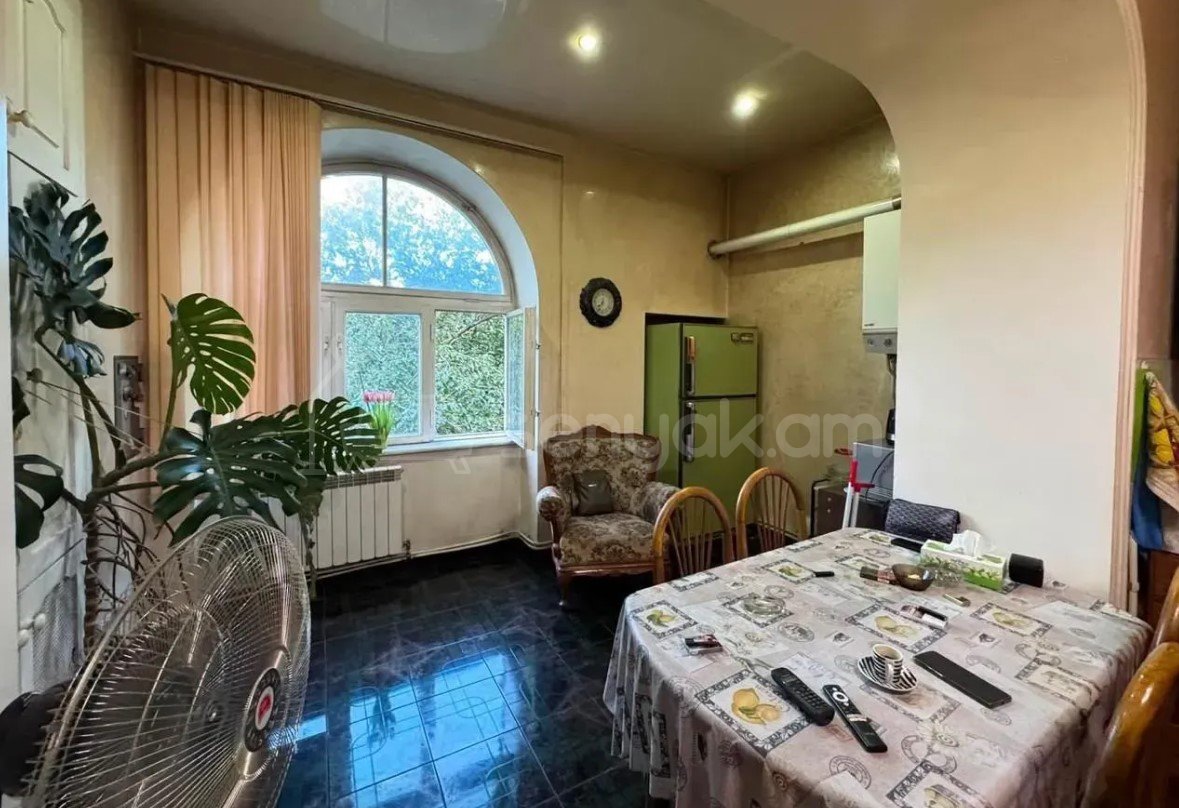 3 Սենյականոց Բնակարան Քարե Շենքում, 110քմ, 2/3 հարկ, Կոսմետիկ Վերանորոգված