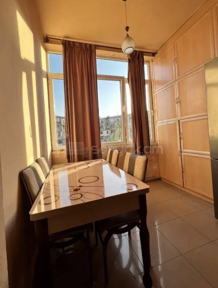 3 Սենյականոց Բնակարան Քարե Շենքում, 95քմ, 4/5 հարկ, Պետական Վիճակում