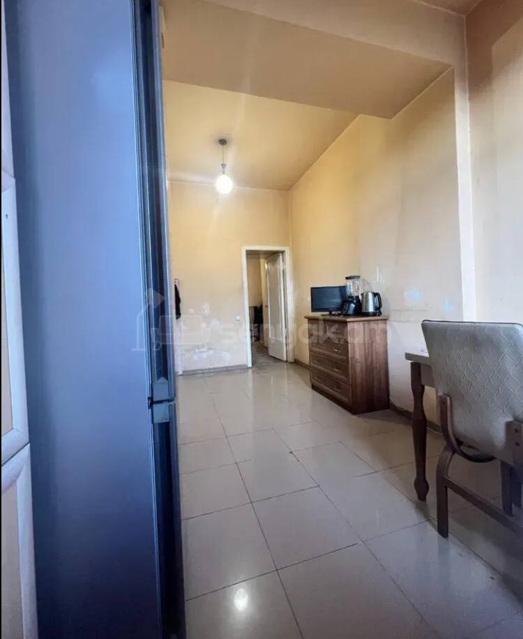 3 Սենյականոց Բնակարան Քարե Շենքում, 95քմ, 4/5 հարկ, Պետական Վիճակում