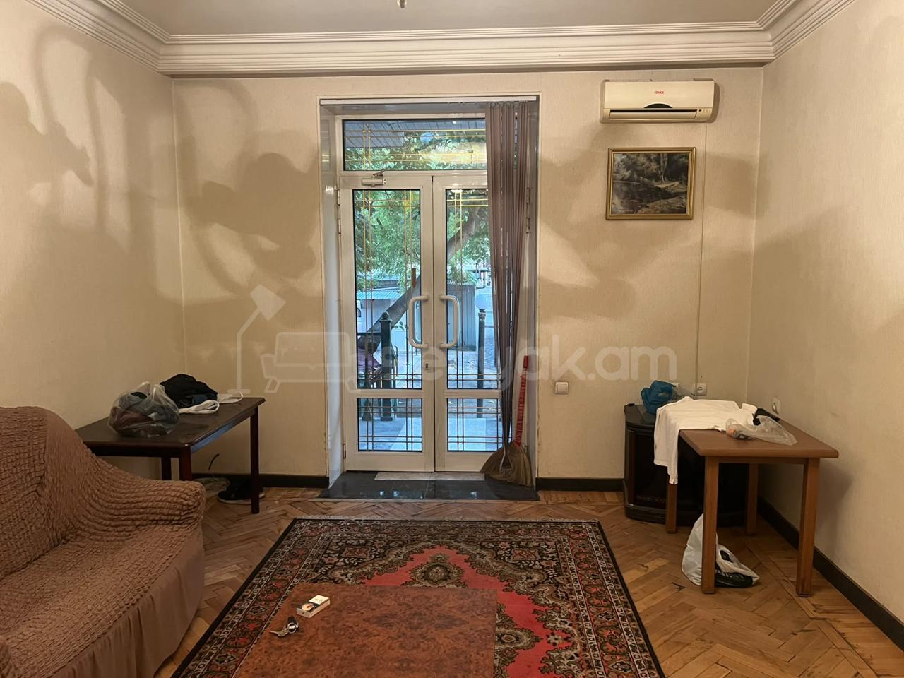1 Սենյականոց Բնակարան Քարե Շենքում, 40քմ, 1/5 հարկ, Նորմալ Վիճակում, Մասամբ Կահավորված, Արևկող