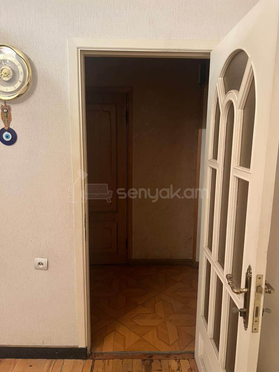 1 Սենյականոց Բնակարան Քարե Շենքում, 40քմ, 1/5 հարկ, Նորմալ Վիճակում, Մասամբ Կահավորված, Արևկող