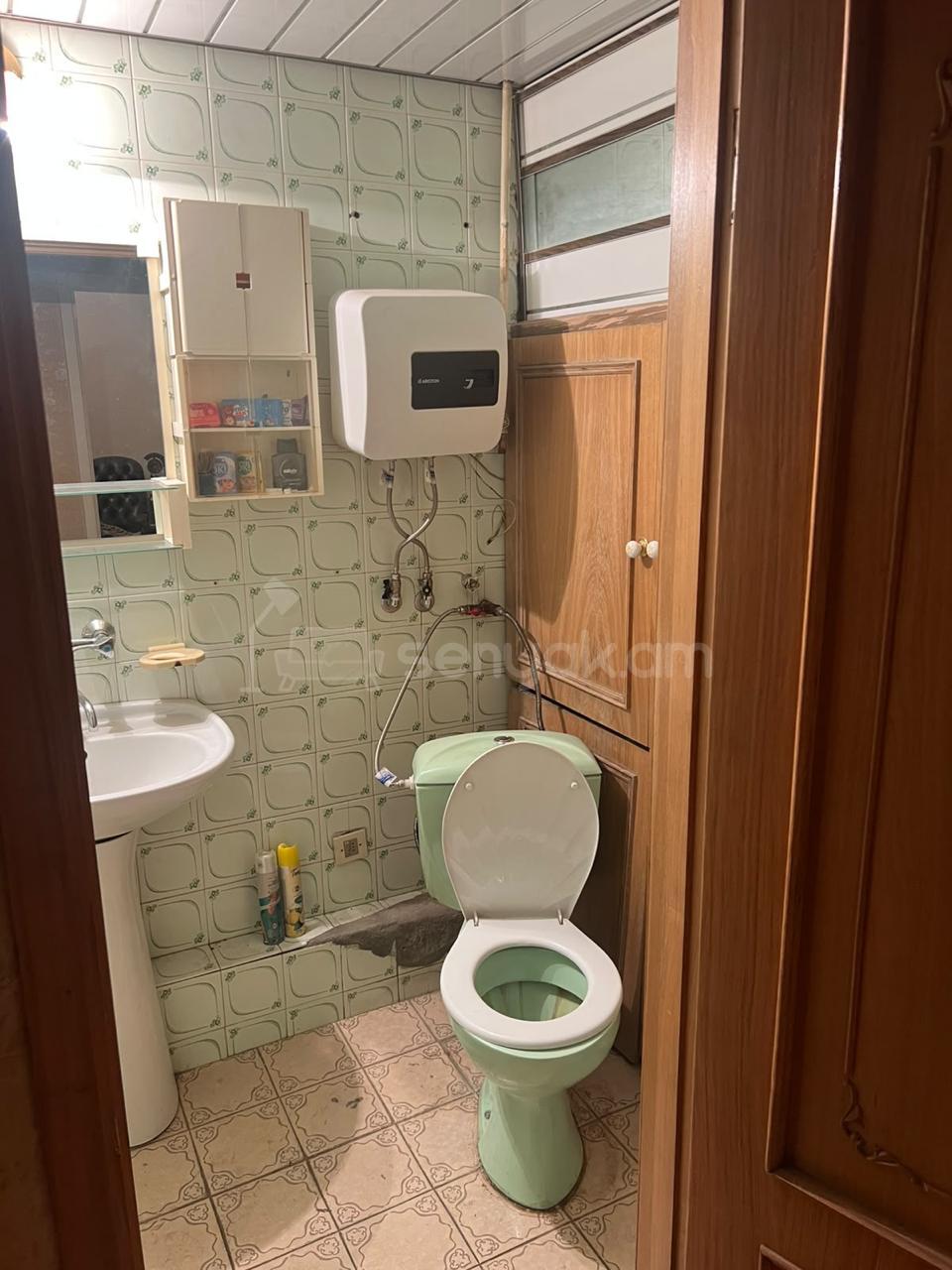 1 Սենյականոց Բնակարան Քարե Շենքում, 40քմ, 1/5 հարկ, Նորմալ Վիճակում, Մասամբ Կահավորված, Արևկող