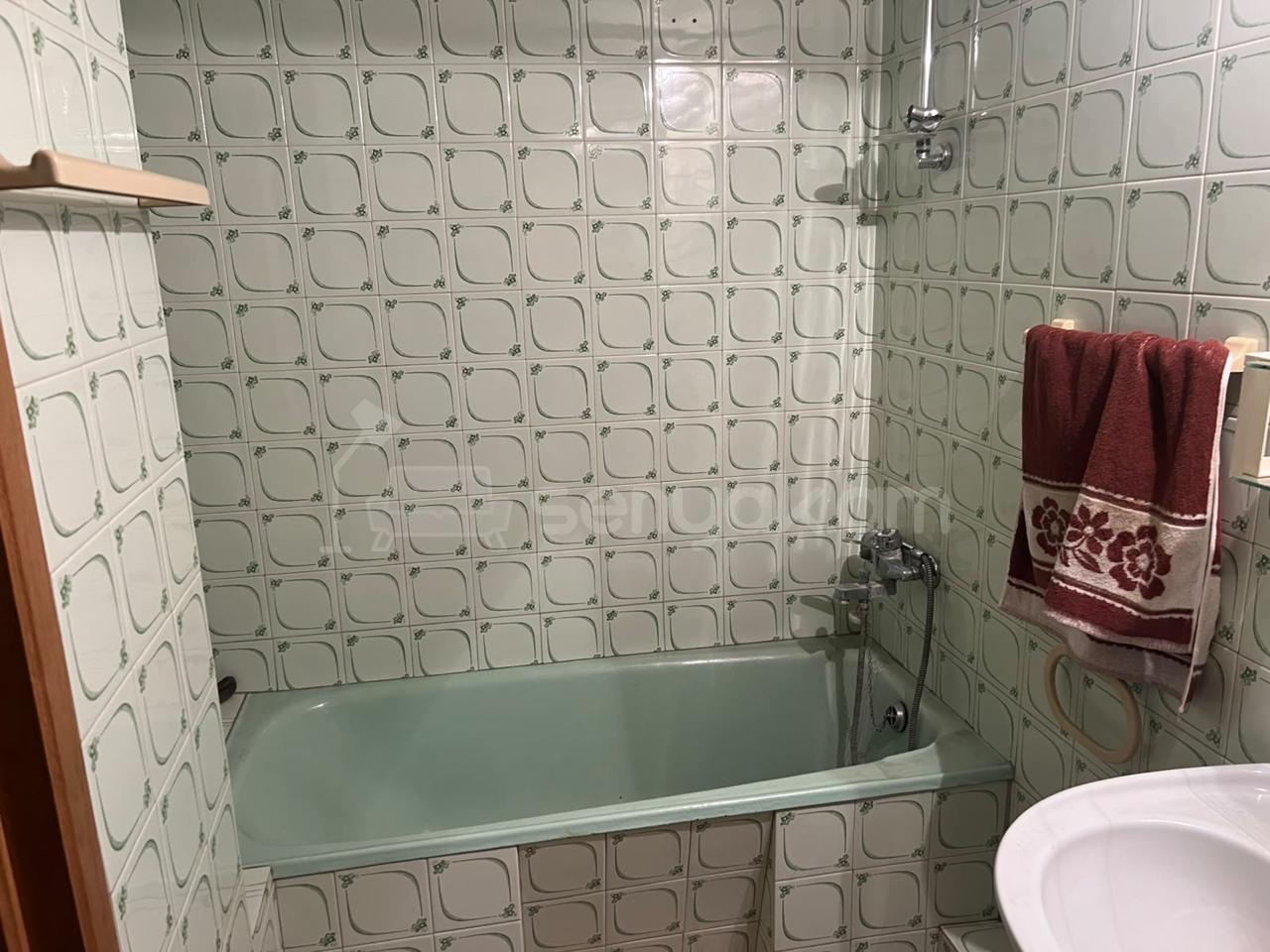 1 Սենյականոց Բնակարան Քարե Շենքում, 40քմ, 1/5 հարկ, Նորմալ Վիճակում, Մասամբ Կահավորված, Արևկող