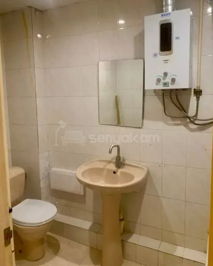 3 Սենյականոց Բնակարան Քարե Շենքում, 73քմ, 4/5 հարկ, Կոսմետիկ Վերանորոգված