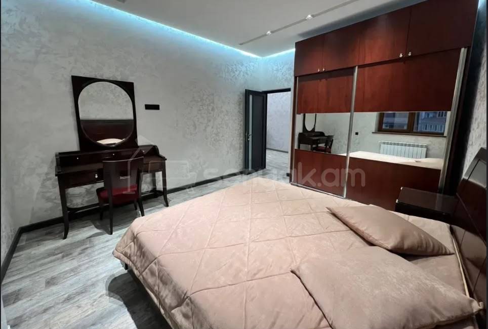 2 Սենյականոց Բնակարան Քարե Շենքում, 72քմ, 5/5 հարկ, Կապիտալ Վերանորոգված