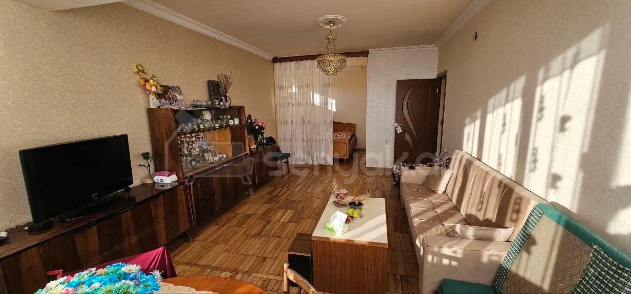 3 Սենյականոց Բնակարան Քարե Շենքում, 67քմ, 3/5 հարկ, Նորմալ Վիճակում