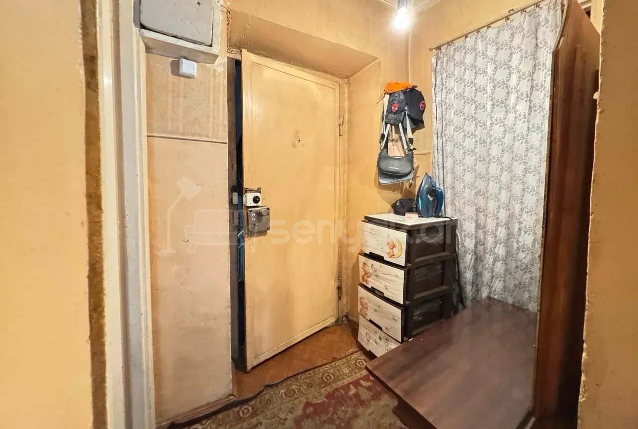 1 Սենյականոց Բնակարան Քարե Շենքում, 32քմ, 2/4 հարկ, Պետական Վիճակում