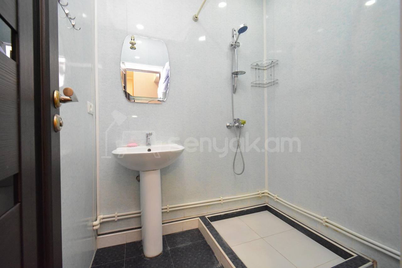3 Սենյականոց Բնակարան Քարե Շենքում, 68քմ, 5/5 հարկ, Կապիտալ Վերանորոգված
