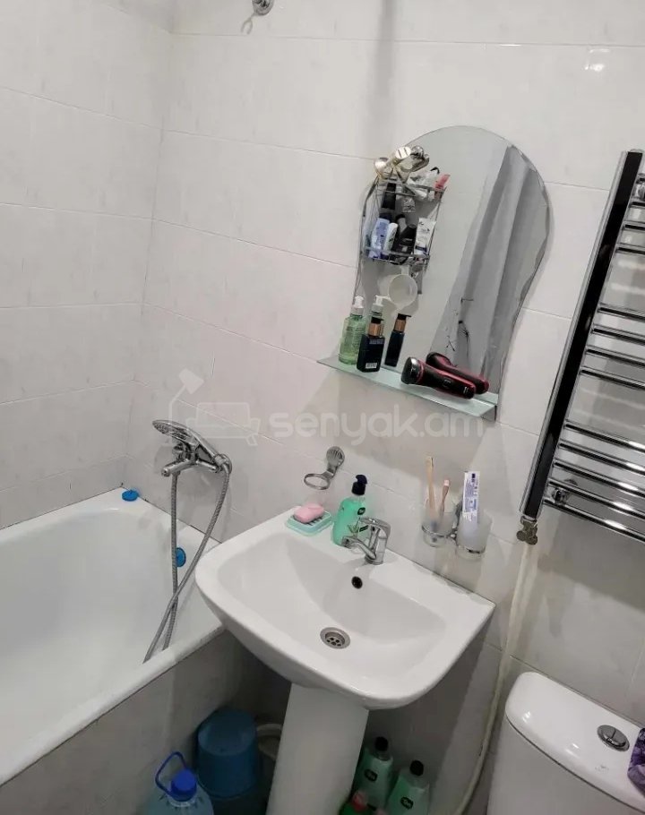 2 Սենյականոց Բնակարան Քարե Շենքում, 45քմ, 5/5 հարկ, Կապիտալ Վերանորոգված