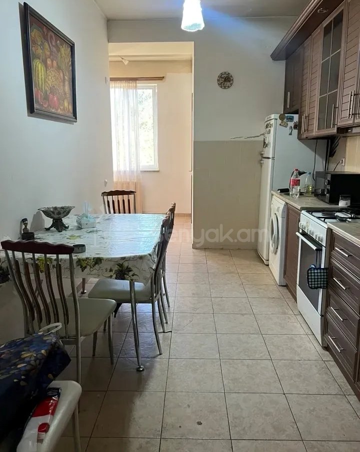 3 Սենյականոց Բնակարան Քարե Շենքում, 76քմ, 5/5 հարկ, Նորմալ Վիճակում