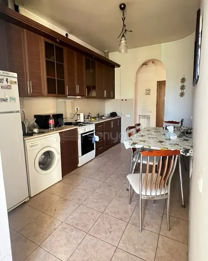 3 Սենյականոց Բնակարան Քարե Շենքում, 76քմ, 5/5 հարկ, Նորմալ Վիճակում