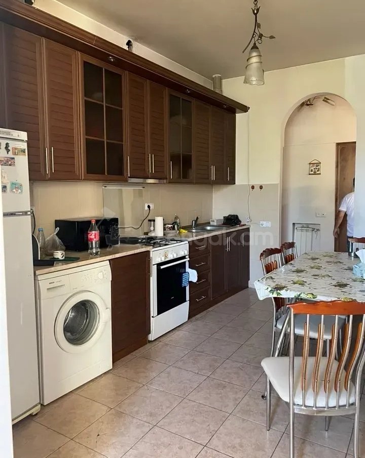 3 Սենյականոց Բնակարան Քարե Շենքում, 76քմ, 5/5 հարկ, Նորմալ Վիճակում