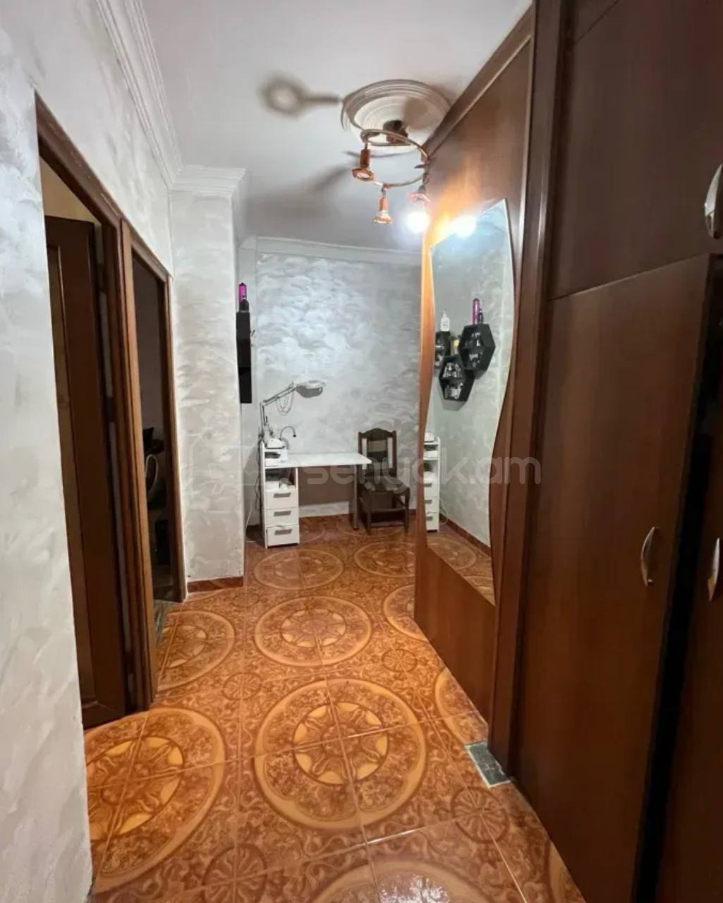 4 Սենյականոց Բնակարան Քարե Շենքում, 130քմ, 5/5 հարկ, Նորմալ Վիճակում
