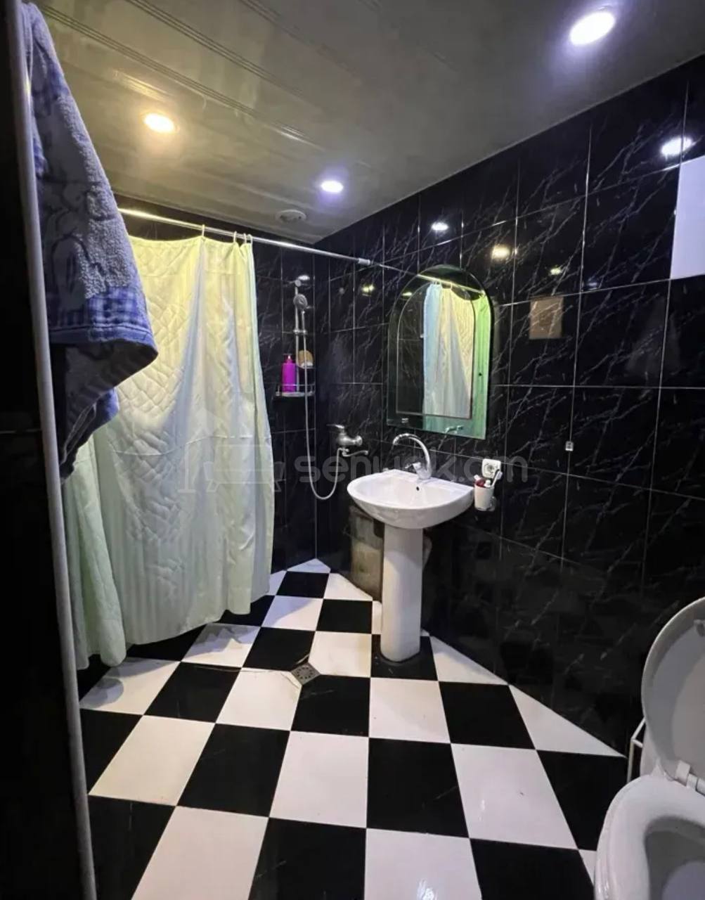 4 Սենյականոց Բնակարան Քարե Շենքում, 130քմ, 5/5 հարկ, Նորմալ Վիճակում