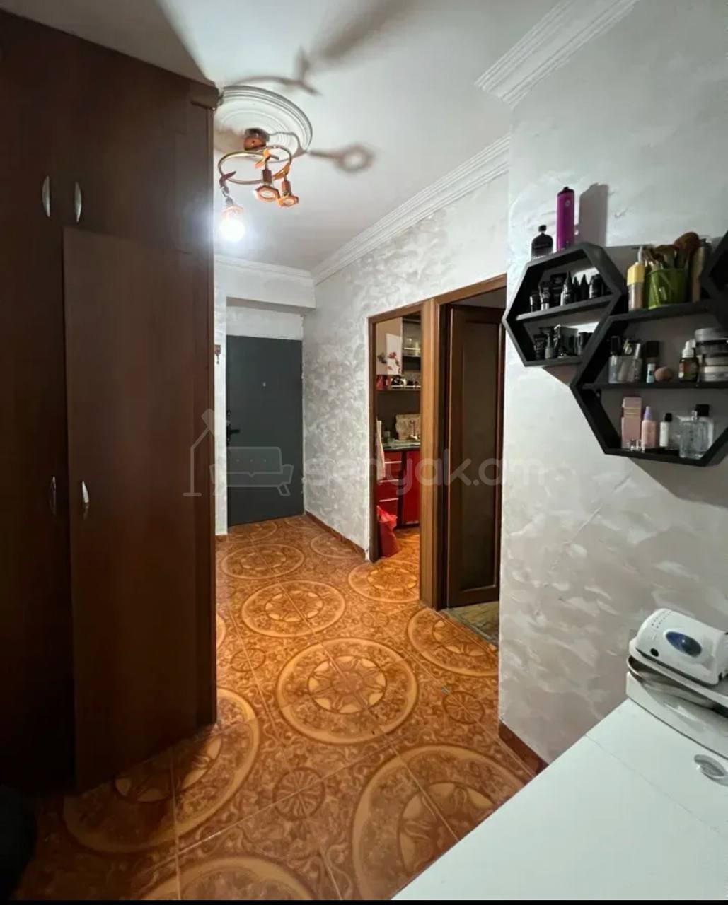 4 Սենյականոց Բնակարան Քարե Շենքում, 130քմ, 5/5 հարկ, Նորմալ Վիճակում
