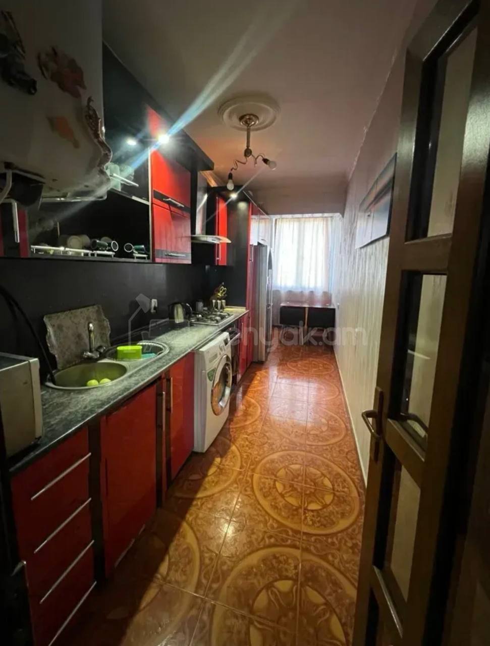 4 Սենյականոց Բնակարան Քարե Շենքում, 130քմ, 5/5 հարկ, Նորմալ Վիճակում