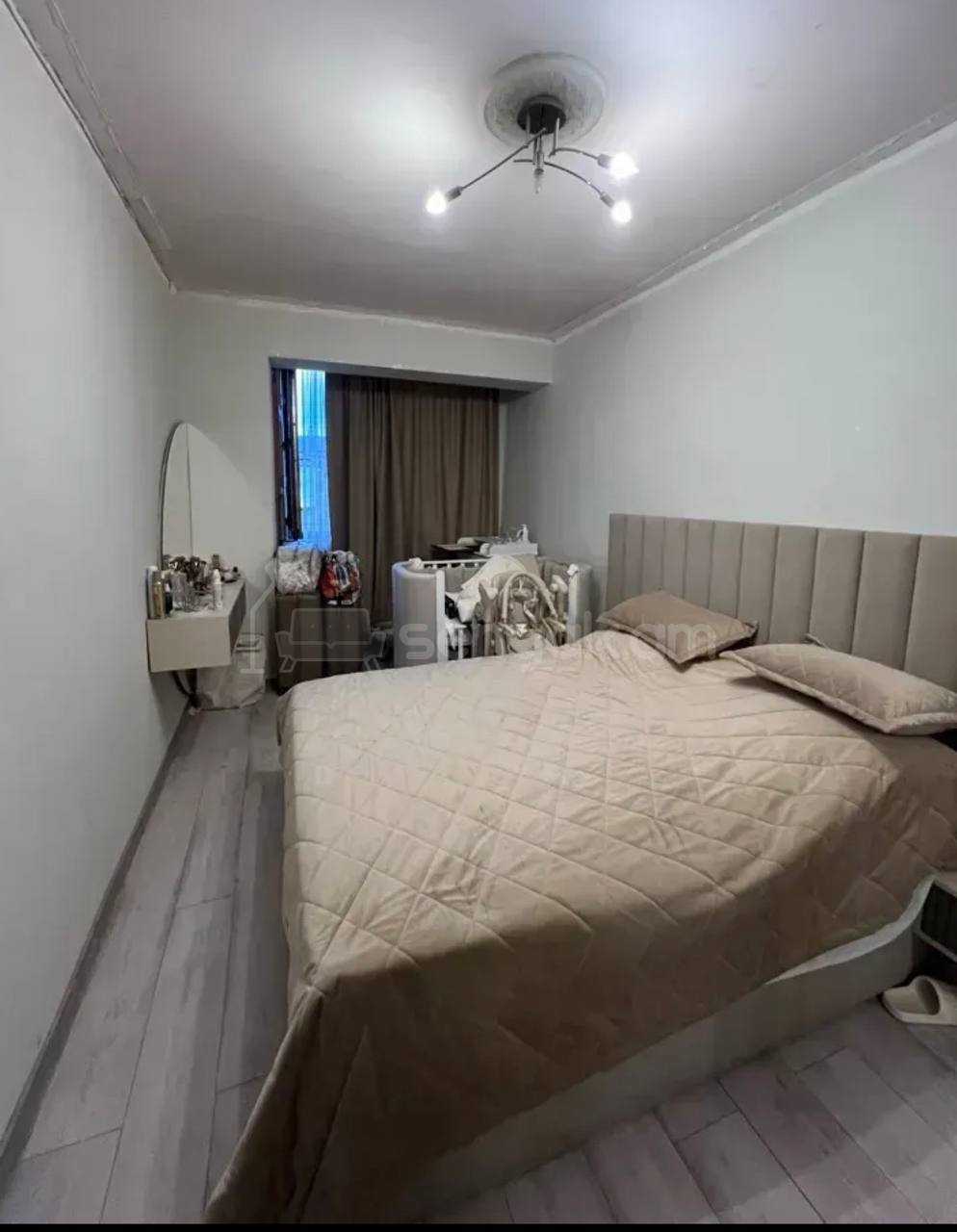 4 Սենյականոց Բնակարան Քարե Շենքում, 130քմ, 5/5 հարկ, Նորմալ Վիճակում