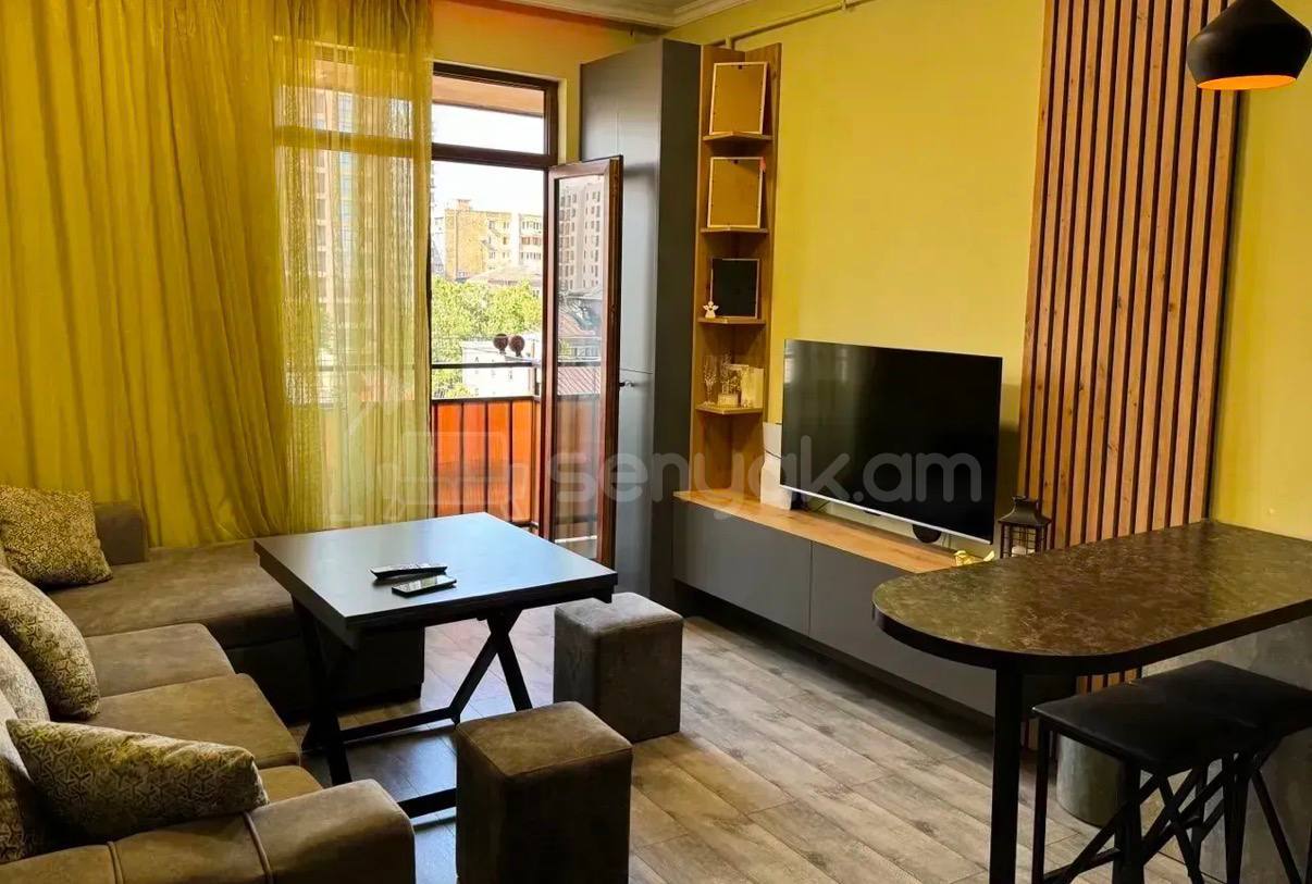 2 Սենյականոց Բնակարան, 40քմ, 8/9 հարկ, Կապիտալ Վերանորոգված