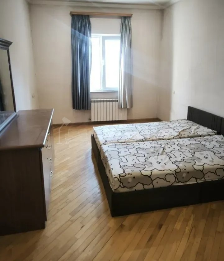 3 Սենյականոց Բնակարան Քարե Շենքում, 87քմ, 3/5 հարկ, Նորմալ Վիճակում, Կահավորված