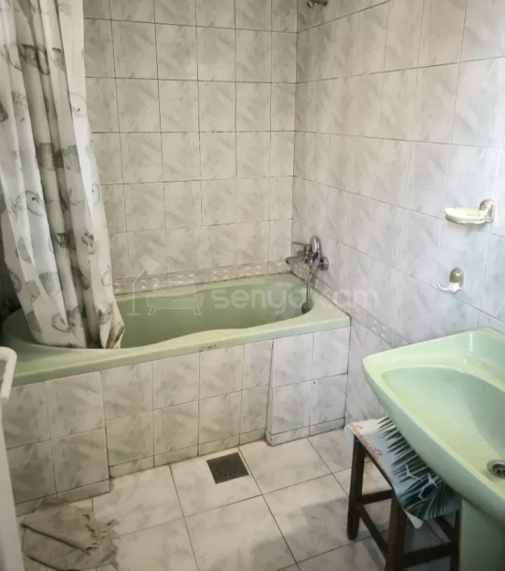 3 Սենյականոց Բնակարան Քարե Շենքում, 87քմ, 3/5 հարկ, Նորմալ Վիճակում, Կահավորված