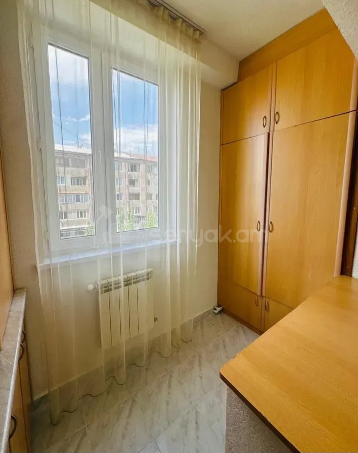 1 Սենյականոց Բնակարան Քարե Շենքում, 45քմ, 8/10 հարկ, Կապիտալ Վերանորոգված, Կահավորված