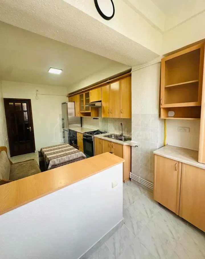 1 Սենյականոց Բնակարան Քարե Շենքում, 45քմ, 8/10 հարկ, Կապիտալ Վերանորոգված, Կահավորված