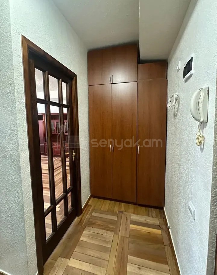 1 Սենյականոց Բնակարան Քարե Շենքում, 45քմ, 8/10 հարկ, Կապիտալ Վերանորոգված, Կահավորված