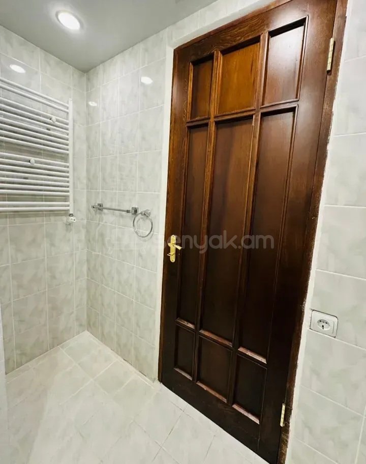 1 Սենյականոց Բնակարան Քարե Շենքում, 45քմ, 8/10 հարկ, Կապիտալ Վերանորոգված, Կահավորված