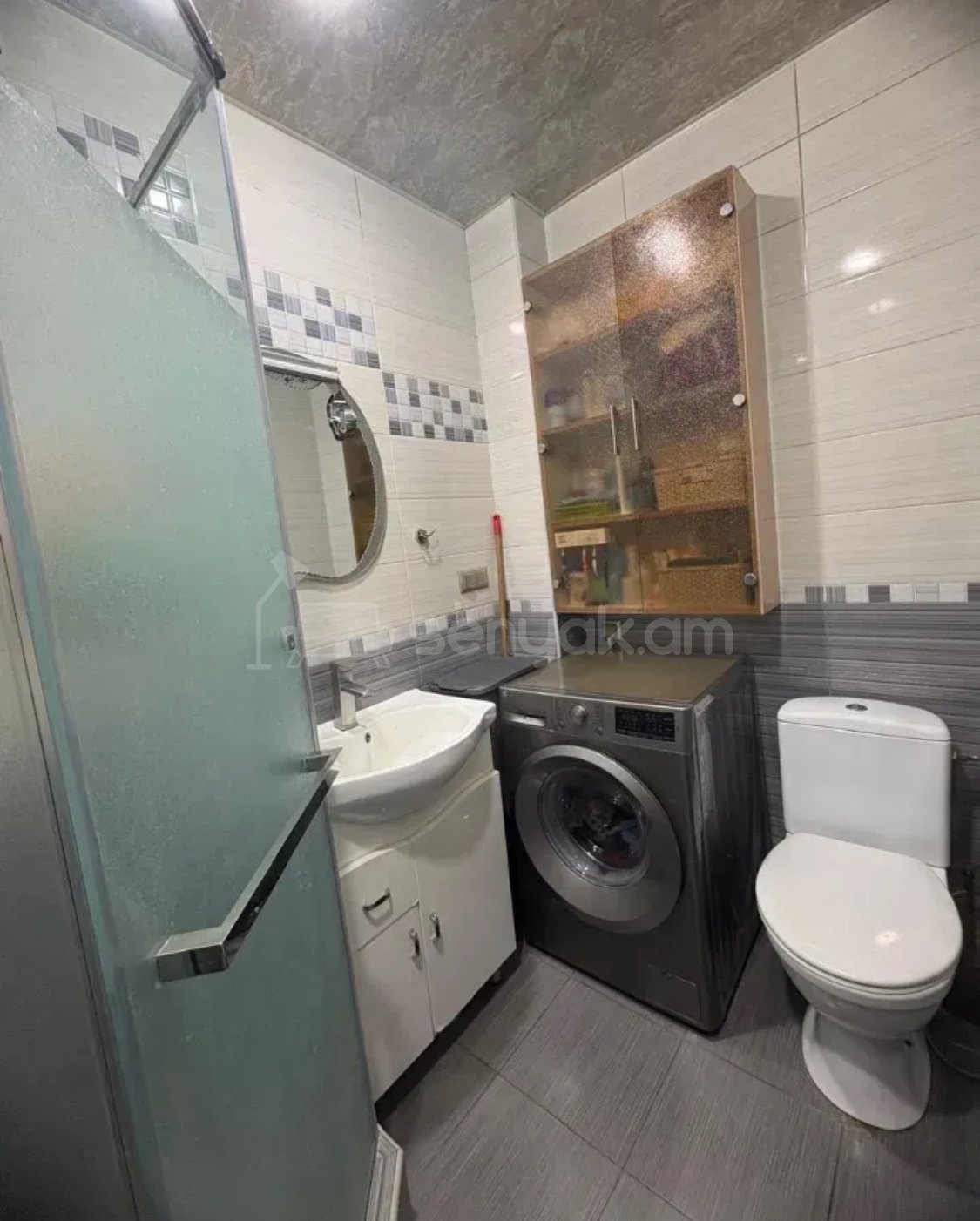 3 Սենյականոց Բնակարան Քարե Շենքում, 75քմ, 2/5 հարկ, Կապիտալ Վերանորոգված, Կահավորված