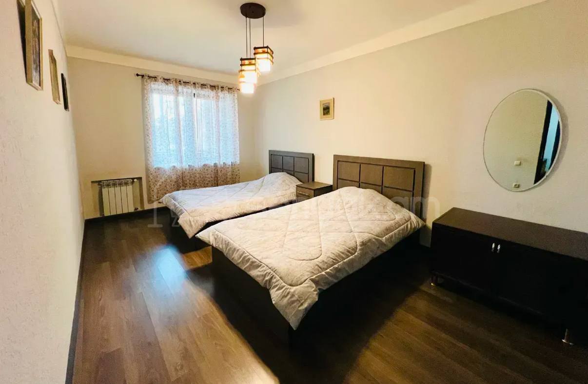 3 Սենյականոց Բնակարան Քարե Շենքում, 74քմ, 2/5 հարկ, Կապիտալ Վերանորոգված