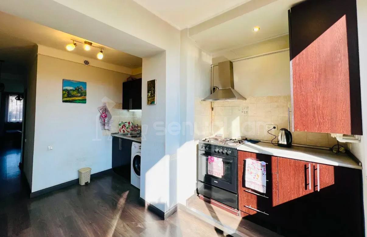 3 Սենյականոց Բնակարան Քարե Շենքում, 74քմ, 2/5 հարկ, Կապիտալ Վերանորոգված