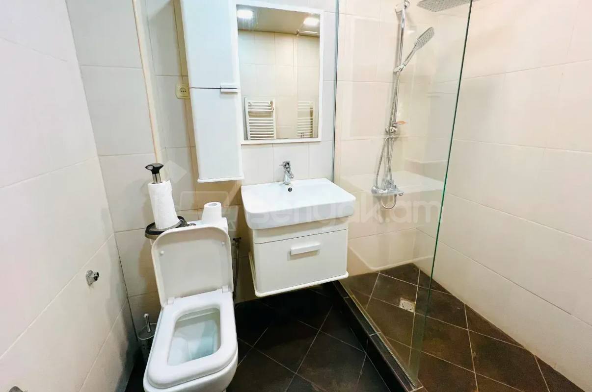 3 Սենյականոց Բնակարան Քարե Շենքում, 74քմ, 2/5 հարկ, Կապիտալ Վերանորոգված