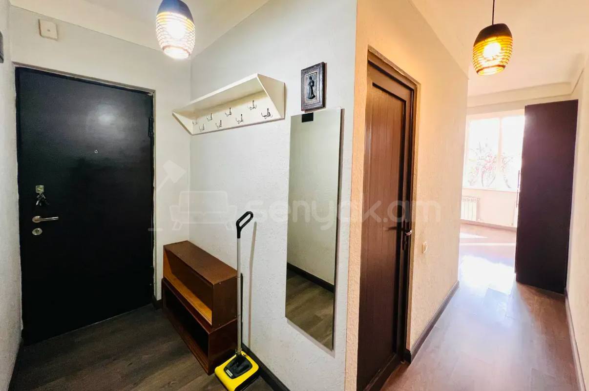 3 Սենյականոց Բնակարան Քարե Շենքում, 74քմ, 2/5 հարկ, Կապիտալ Վերանորոգված