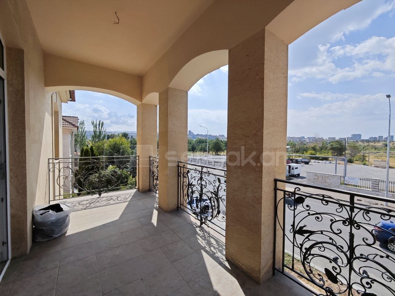 6 Սենյականոց Շքեղ Առանձնատուն, 500քմ, Ավտոտնակով