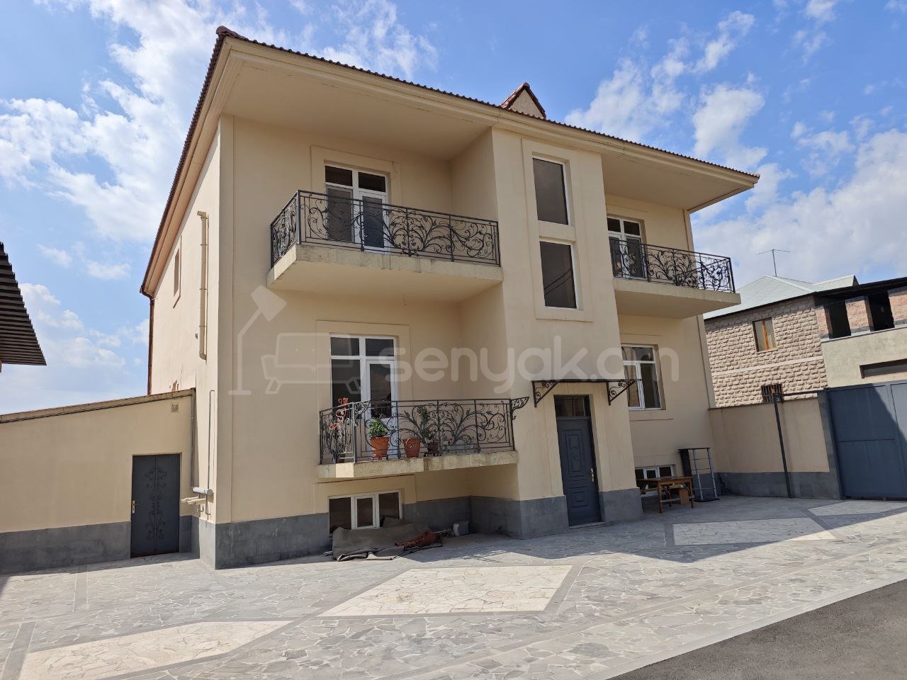 6 Սենյականոց Շքեղ Առանձնատուն, 500քմ, Ավտոտնակով