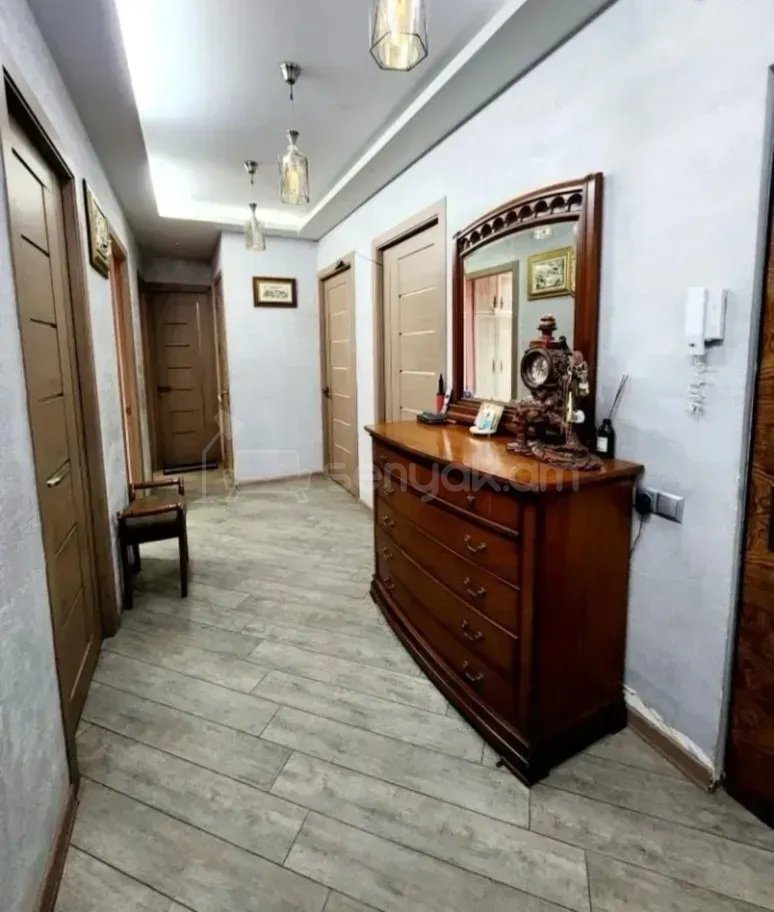 4 Սենյականոց Բնակարան Քարե Շենքում, 90քմ, 3/9 հարկ, Կապիտալ Վերանորոգված, Կահավորված