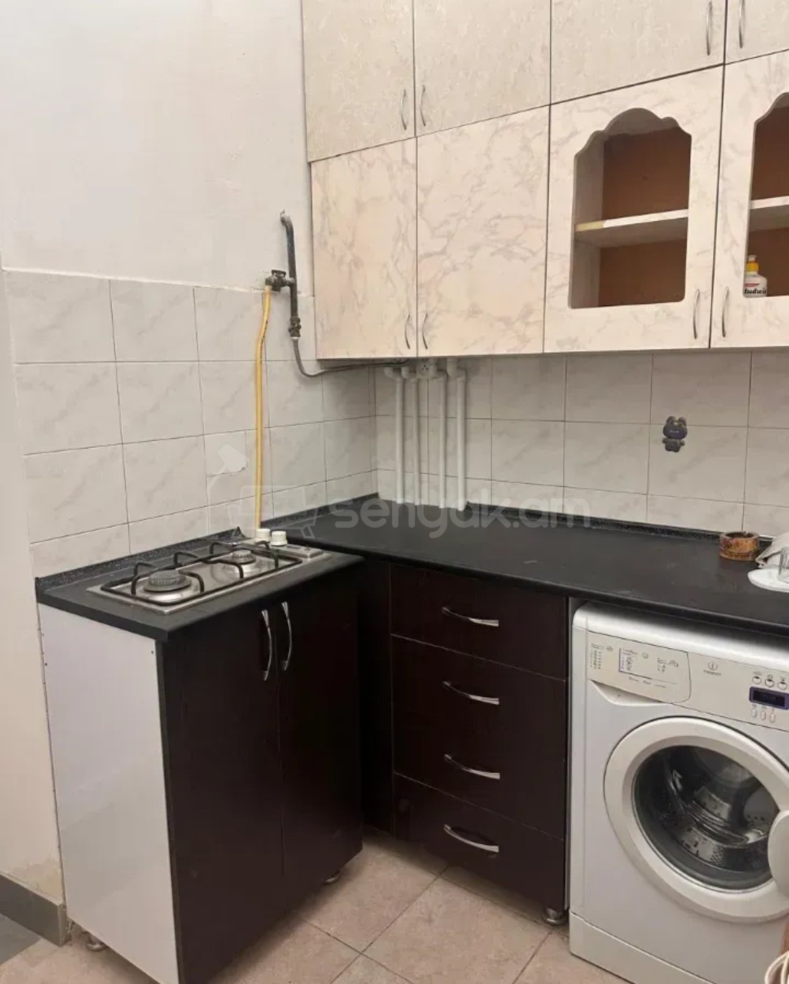 1 Սենյականոց Բնակարան Քարե Շենքում, 40քմ, 2/4 հարկ, Նորմալ Վիճակում, Կահավորված