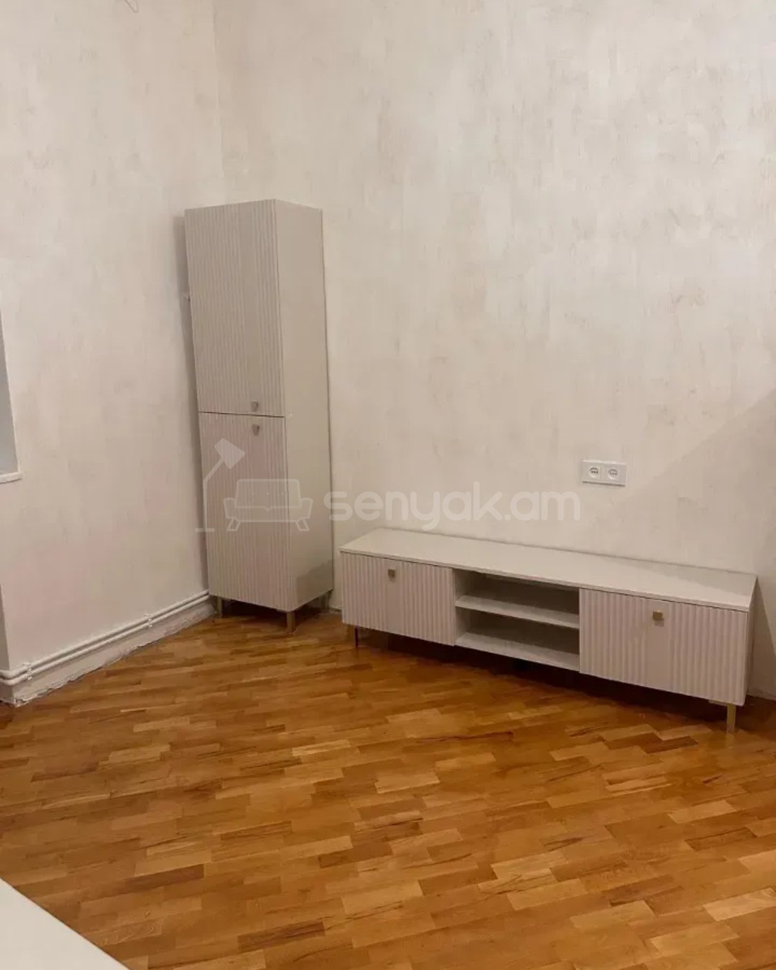 1 Սենյականոց Բնակարան Քարե Շենքում, 40քմ, 2/4 հարկ, Նորմալ Վիճակում, Կահավորված