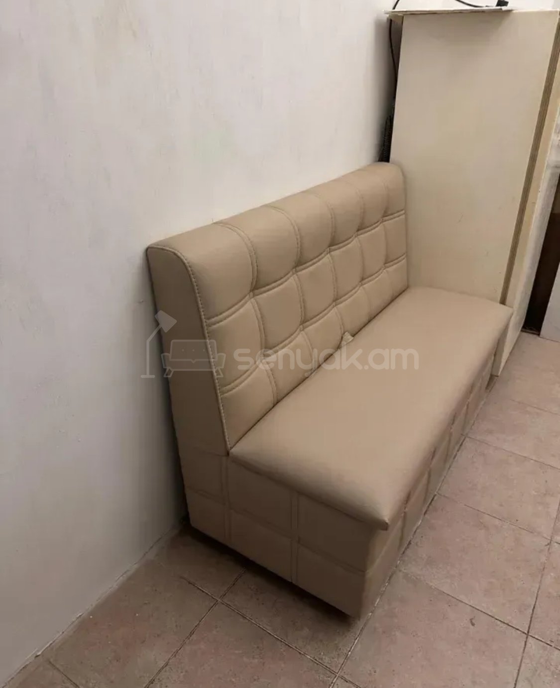 1 Սենյականոց Բնակարան Քարե Շենքում, 40քմ, 2/4 հարկ, Նորմալ Վիճակում, Կահավորված